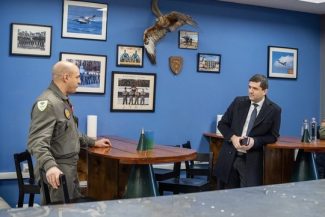 Pilotul român care a doborât o dronă în spaţiul aerian din Estonia, decorat de conducerea MApN / Radu Miruţă şi generalul Gheorghiţă Vlad s-au întâlnit, în Lituania, cu militarii Detaşamentului românesc ”Carpathian Vipers”