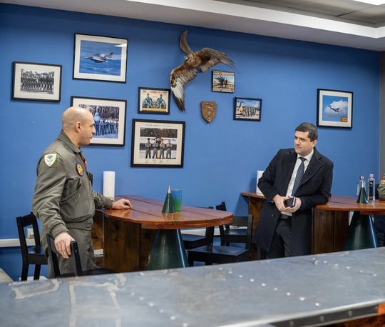 Pilotul român care a doborât o dronă în spaţiul aerian din Estonia, decorat de conducerea MApN / Radu Miruţă şi generalul Gheorghiţă Vlad s-au întâlnit, în Lituania, cu militarii Detaşamentului românesc ”Carpathian Vipers”