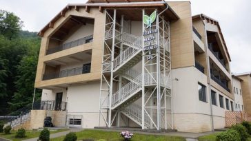Ilie Bolojan, la inaugurarea Staţiunii Vizantea, primul complex balnear construit în România după Revoluţie: Este un proiect care va aduce turişti, va crea locuri de muncă şi va susţine dezvoltarea întregii zone / Investiţie de 12 milioane de euro