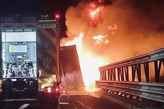 Trafic restricţionat pe A 1, în judeţul Timiş, după ce remorca unui TIR a luat foc – FOTO
