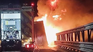 Trafic restricţionat pe A 1, în judeţul Timiş, după ce remorca unui TIR a luat foc – FOTO