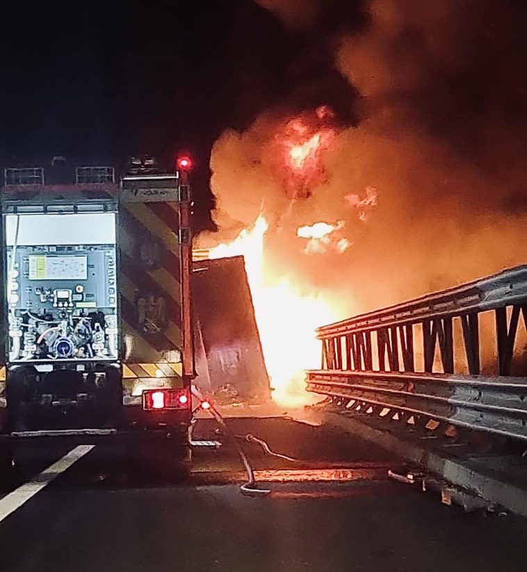 Trafic restricţionat pe A 1, în judeţul Timiş, după ce remorca unui TIR a luat foc – FOTO
