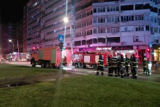 Dronă prăbuşită în Galaţi – Cele două persoane rănite, transportate la spital / Alţi doi locatari, atac de panică / Alimentarea cu energie şi gaz, sistată / Se va evalua structura blocului