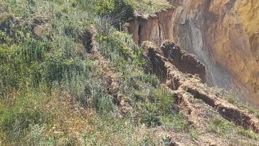 Carieră de piatră din judeţul Arad, închisă de comisarii Gărzii de Mediu / Locuitorii din zonă au sesizat că un perete s-a surpat / S-a dispus evacuarea imediată a amplasamentului