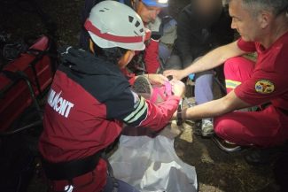 Intervenţii ale salvamontiştilor – Un copil de 12 ani epuizat, salvat din zona superioară a Masivului Ceahlău / Două persoane cu experienţă pe munte, căutate după ce nu reveniseră de vineri