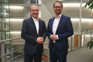 Octavian Ursu, un german de origine română, a câştigat al doilea mandat de primar într-un oraş din estul Germaniei / El l-a învins pe candidatul de la AfD, obţinând 55,8% dintre voturi / Mesajul lui Dominic Fritz