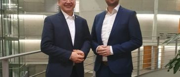 Octavian Ursu, un german de origine română, a câştigat al doilea mandat de primar într-un oraş din estul Germaniei / El l-a învins pe candidatul de la AfD, obţinând 55,8% dintre voturi / Mesajul lui Dominic Fritz