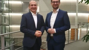 Octavian Ursu, un german de origine română, a câştigat al doilea mandat de primar într-un oraş din estul Germaniei / El l-a învins pe candidatul de la AfD, obţinând 55,8% dintre voturi / Mesajul lui Dominic Fritz