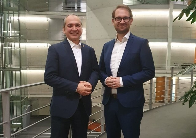 Octavian Ursu, un german de origine română, a câştigat al doilea mandat de primar într-un oraş din estul Germaniei / El l-a învins pe candidatul de la AfD, obţinând 55,8% dintre voturi / Mesajul lui Dominic Fritz