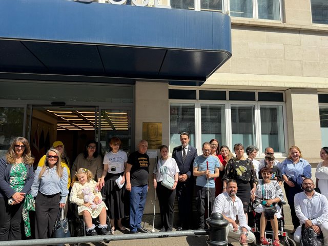 Consulatul General al României la Londra, primul oficiu consular român cu semnalistică adaptată persoanelor cu deficienţe de vedere – FOTO