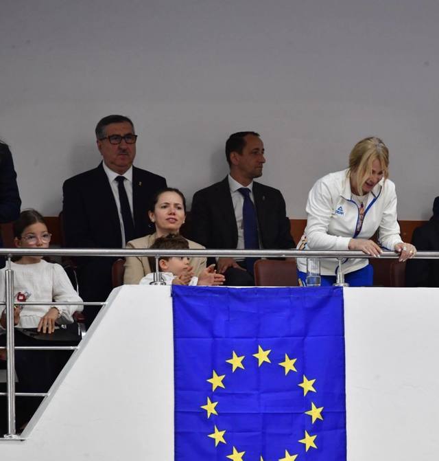 Mirabela Grădinaru, la Oneşti, la evenimentul dedicat Nadiei Comăneci / Partenera preşedintelui Nicuşor Dan i-a transmis legendarei sportive că este un exemplu extraordinar pentru copiii şi tinerii din România – FOTO