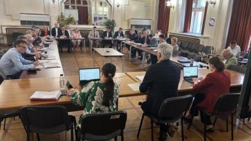 Dragoş Pîslaru, după primele consultări pe Legea salarizării: Corectăm tot ceea ce poate fi corectat. Analizăm toate propunerile. Încercăm să livrăm cea mai bună variantă posibilă în timpul disponibil. Dar nu desfăşurăm negocieri salariale