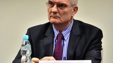 Dăianu: România nu trece printr-un dezastru economic. Trebuie să plătim preţul ajustării fiscal-bugetare pentru a diminua un deficit foarte mare/ Declaraţia lui Grindeanu despre „decesul stabilităţii economice” o vede „prin prisma unei dispute politice”