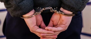 Gorj: Tânăr de 18 ani, arestat preventiv după ce a intrat în casă peste fosta lui iubită, care i-a fost şi colegă de bancă, şi a înjunghiat-o pe motiv că fata a vrut să termine relaţia cu el
