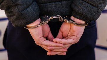 Gorj: Tânăr de 18 ani, arestat preventiv după ce a intrat în casă peste fosta lui iubită, care i-a fost şi colegă de bancă, şi a înjunghiat-o pe motiv că fata a vrut să termine relaţia cu el