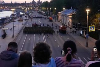 Militari ruşi repetă în vederea defilării de Ziua Victoriei, la 9 mai, sub ameninţarea unor atacuri ucrainene