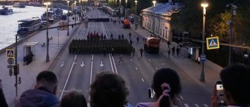 Militari ruşi repetă în vederea defilării de Ziua Victoriei, la 9 mai, sub ameninţarea unor atacuri ucrainene
