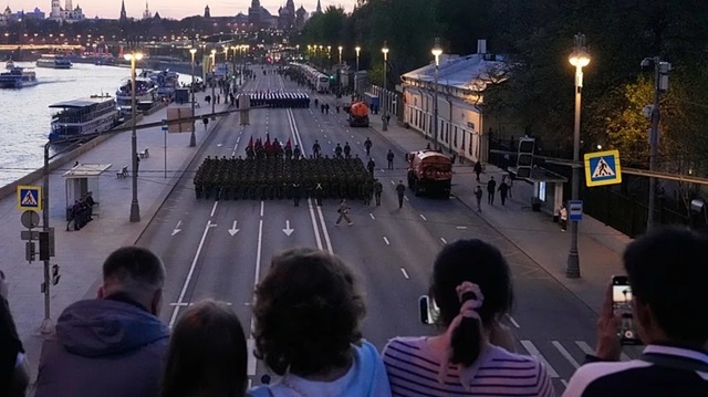 Militari ruşi repetă în vederea defilării de Ziua Victoriei, la 9 mai, sub ameninţarea unor atacuri ucrainene