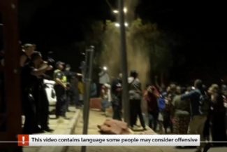 Autorităţile australiene fac apel la calm, după o revoltă a aborigenilor. Violenţele au izbucnit în legătură cu presupusul ucigaş al unei fetiţe indigene. Suspectul a fost bătut de localnici până a leşinat