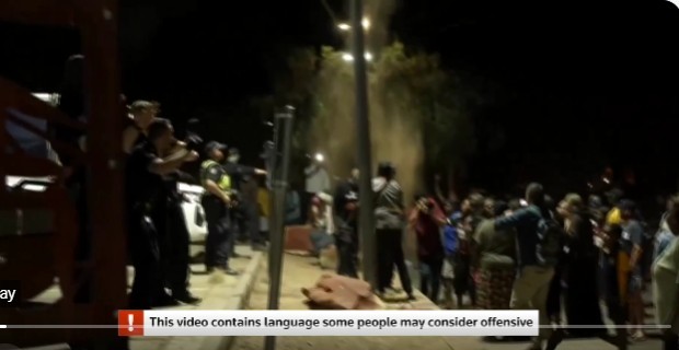 Autorităţile australiene fac apel la calm, după o revoltă a aborigenilor. Violenţele au izbucnit în legătură cu presupusul ucigaş al unei fetiţe indigene. Suspectul a fost bătut de localnici până a leşinat
