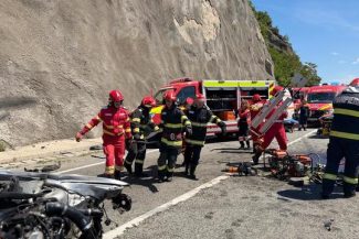 Mehedinţi: Accident rutier cu trei maşini pe DN 6, zona viaductului Bahna/ Trafic rutier îngreunat/ Un mort şi trei răniţi – FOTO, VIDEO