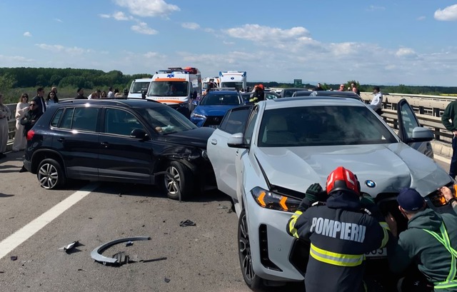 Trafic rutier blocat pe autostrada A3, pe sensul spre Bucureşti, din cauza unui accident în lanţ cu şapte maşini/ O persoană a fost rănită/ Circulaţia, deviată spre DN1 – FOTO