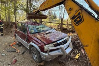 Trei persoane, între care un copil de aproximativ 2 ani, implicate într-un accident în Mureşenii Bârgăului/ Maşina în care se aflau s-a răsturnat pe plafon/ Minorul şi bunica acestuia, transportaţi la spital – FOTO