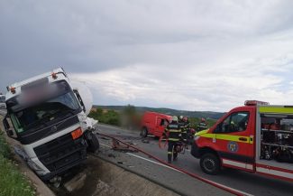 Un bărbat a murit şi un altul a fost rănit după ce un autoturism şi o cisternă s-au ciocnit, pe centura de Est a municipiului Cluj-Napoca/ Traficul este blocat