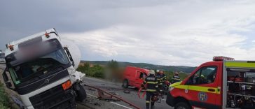 Un bărbat a murit şi un altul a fost rănit după ce un autoturism şi o cisternă s-au ciocnit, pe centura de Est a municipiului Cluj-Napoca/ Traficul este blocat
