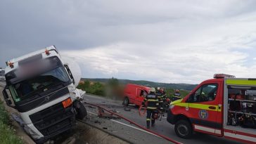 Un bărbat a murit şi un altul a fost rănit după ce un autoturism şi o cisternă s-au ciocnit, pe centura de Est a municipiului Cluj-Napoca/ Traficul este blocat