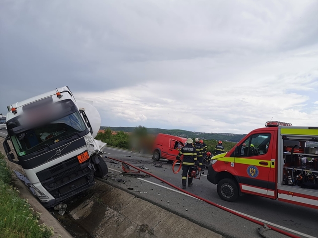 Un bărbat a murit şi un altul a fost rănit după ce un autoturism şi o cisternă s-au ciocnit, pe centura de Est a municipiului Cluj-Napoca/ Traficul este blocat