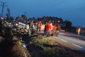 Un TIR şi un autoturism s-au ciocnit pe DN 66, în judeţul Gorj/ Unul dintre şoferi ar fi murit, celălalt fiind grav rănit/ Traficul este deviat