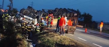 Un TIR şi un autoturism s-au ciocnit pe DN 66, în judeţul Gorj/ Unul dintre şoferi ar fi murit, celălalt fiind grav rănit/ Traficul este deviat