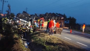 Un TIR şi un autoturism s-au ciocnit pe DN 66, în judeţul Gorj/ Unul dintre şoferi ar fi murit, celălalt fiind grav rănit/ Traficul este deviat