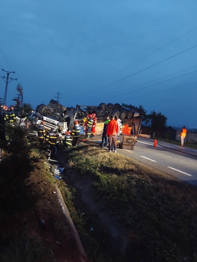 Un TIR şi un autoturism s-au ciocnit pe DN 66, în judeţul Gorj/ Unul dintre şoferi ar fi murit, celălalt fiind grav rănit/ Traficul este deviat