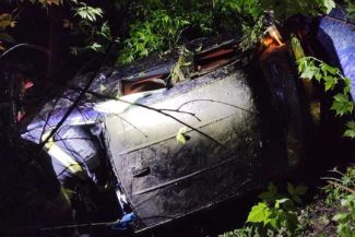Doi adolescenţi de 16 ani şi un tânăr de 20 de ani, la spital după ce au căzut cu maşina într-o prăpastie de 15 metri, în Galaţi
