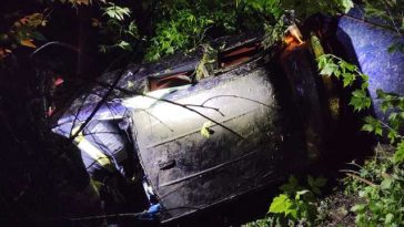Doi adolescenţi de 16 ani şi un tânăr de 20 de ani, la spital după ce au căzut cu maşina într-o prăpastie de 15 metri, în Galaţi
