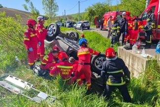 Şase persoane au fost rănite, din care una foarte grav, într-un accident rutier în judeţul Mureş, unde un autoturism s-a răsturnat. Traficul rutier în zonă a fost blocat, iar răniţii au fost transportaţi la UPU SMURD Târgu Mureş – VIDEO, FOTO