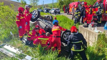 Şase persoane au fost rănite, din care una foarte grav, într-un accident rutier în judeţul Mureş, unde un autoturism s-a răsturnat. Traficul rutier în zonă a fost blocat, iar răniţii au fost transportaţi la UPU SMURD Târgu Mureş – VIDEO, FOTO