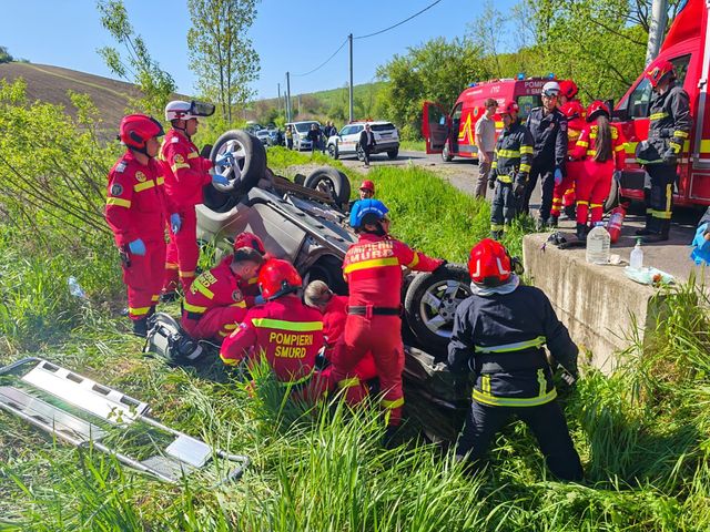Şase persoane au fost rănite, din care una foarte grav, într-un accident rutier în judeţul Mureş, unde un autoturism s-a răsturnat. Traficul rutier în zonă a fost blocat, iar răniţii au fost transportaţi la UPU SMURD Târgu Mureş – VIDEO, FOTO