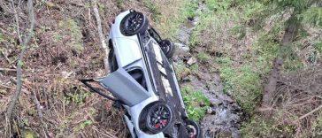 Cluj: Doi tineri, răniţi după ce s-au răsturnat cu maşina într-un pârâu, în zona Muntele Băişorii/ Cel aflat la volan consumase alcool