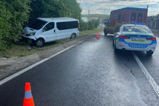 Sibiu: Doi băieţi şi trei femei, transportaţi la spital după ce un microbuz de transport persoane a ieşit de pe şosea, pe DN 14/ Traficul este îngreunat