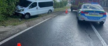 Sibiu: Doi băieţi şi trei femei, transportaţi la spital după ce un microbuz de transport persoane a ieşit de pe şosea, pe DN 14/ Traficul este îngreunat