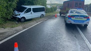Sibiu: Doi băieţi şi trei femei, transportaţi la spital după ce un microbuz de transport persoane a ieşit de pe şosea, pe DN 14/ Traficul este îngreunat