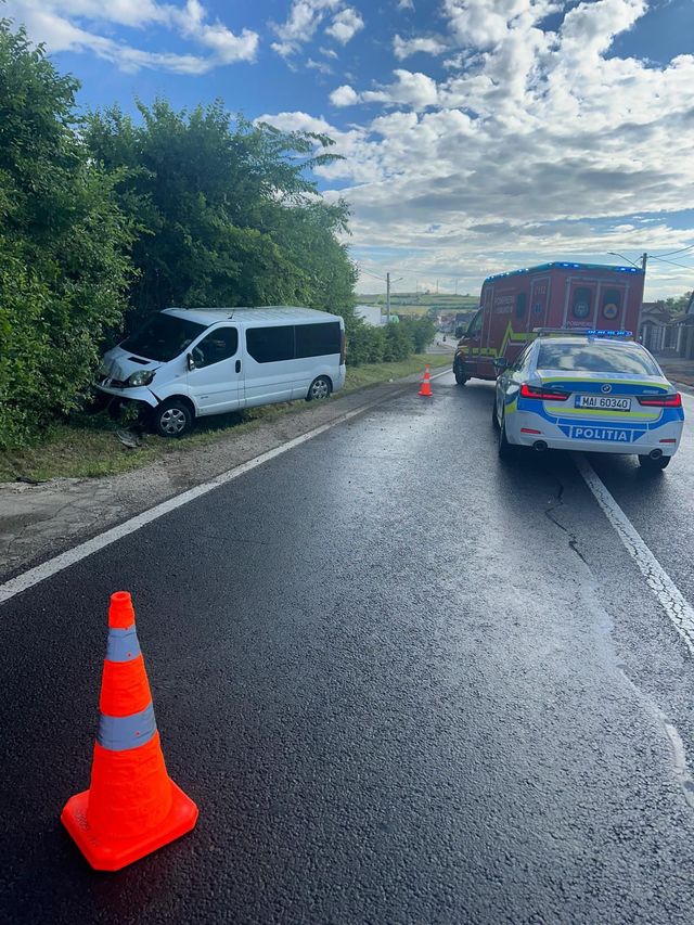 Sibiu: Doi băieţi şi trei femei, transportaţi la spital după ce un microbuz de transport persoane a ieşit de pe şosea, pe DN 14/ Traficul este îngreunat