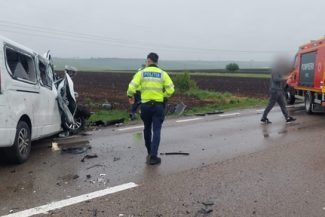 Suceava: Accident în care au fost implicate un microbuz şi un TIR, pe DN 2/ Doi adulţi şi un copil, transportaţi la spital/ Traficul, blocat pe ambele sensuri – FOTO