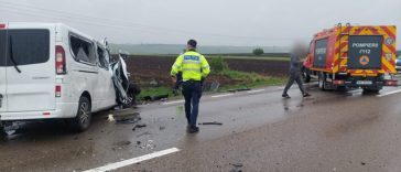 Suceava: Accident în care au fost implicate un microbuz şi un TIR, pe DN 2/ Doi adulţi şi un copil, transportaţi la spital/ Traficul, blocat pe ambele sensuri – FOTO