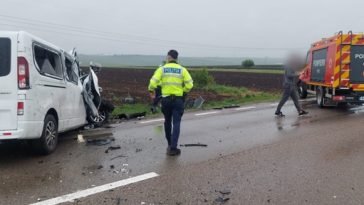 Suceava: Accident în care au fost implicate un microbuz şi un TIR, pe DN 2/ Doi adulţi şi un copil, transportaţi la spital/ Traficul, blocat pe ambele sensuri – FOTO