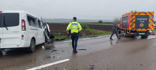 Suceava: Accident în care au fost implicate un microbuz şi un TIR, pe DN 2/ Doi adulţi şi un copil, transportaţi la spital/ Traficul, blocat pe ambele sensuri – FOTO
