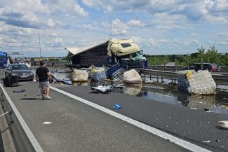 Accident cu două TIR-uri pe autostrada A1, în judeţul Arad/ Circulaţia este deviată FOTO